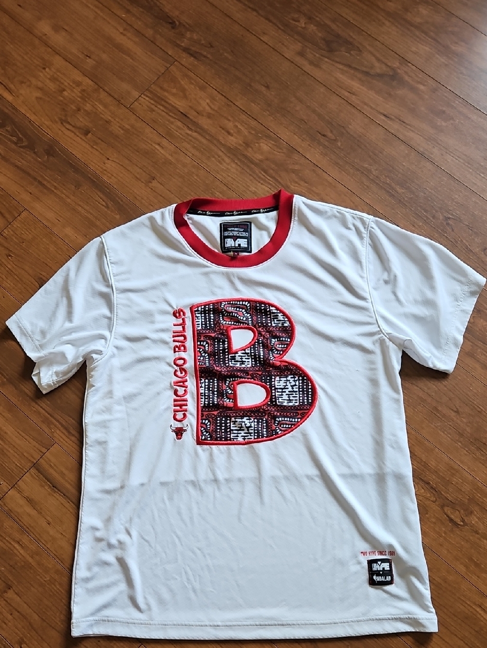 NBA Chicago Bulls White T‑Shirt with Red B Graphic To Hype 1989